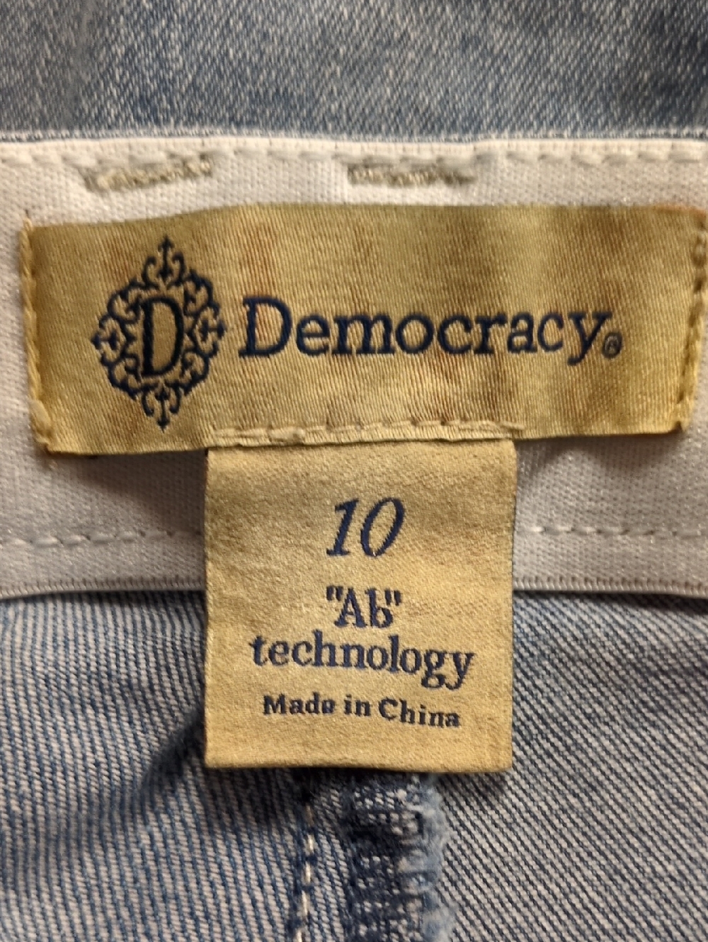 Democracy Light Wash Crop Jeans Size 10 - Picture 5 of 8